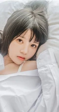清新清新气质女生桜桃喵线条感玉足男友衬衫肉袜装的气质室内写真魅力图集