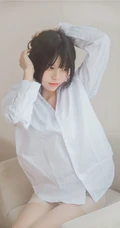 清新清新气质女生桜桃喵线条感玉足男友衬衫肉袜装的气质室内写真魅力图集