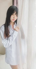 清新清新气质女生桜桃喵线条感玉足男友衬衫肉袜装的气质室内写真魅力图集