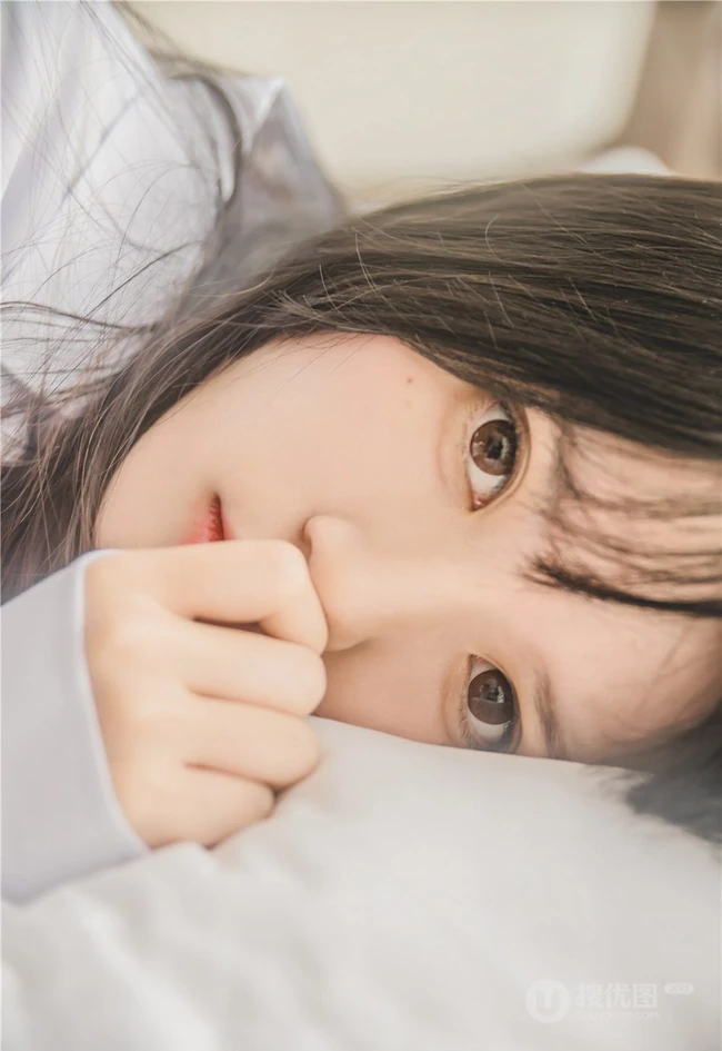 清新清新气质女生桜桃喵线条感玉足男友衬衫肉袜装的气质室内写真魅力图集