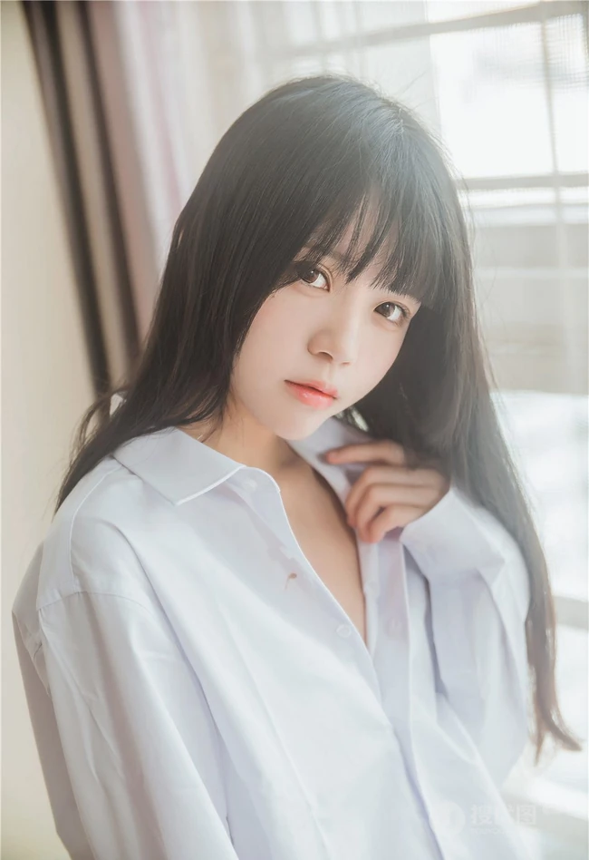 清新清新气质女生桜桃喵线条感玉足男友衬衫肉袜装的气质室内写真魅力图集