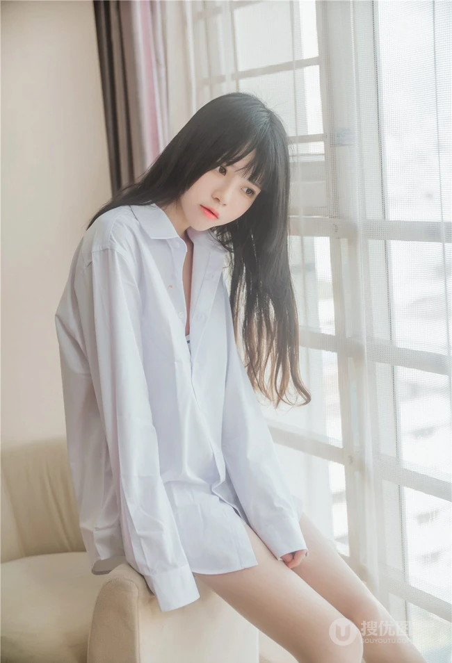 清新清新气质女生桜桃喵线条感玉足男友衬衫肉袜装的气质室内写真魅力图集