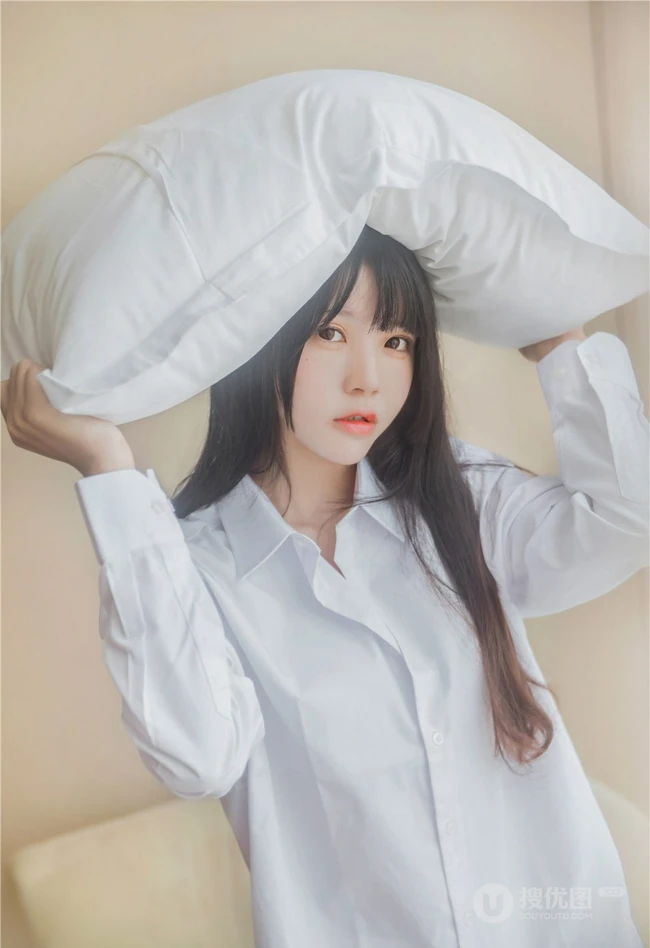 清新清新气质女生桜桃喵线条感玉足男友衬衫肉袜装的气质室内写真魅力图集