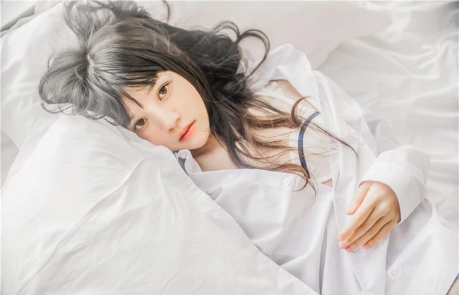 清新清新气质女生桜桃喵线条感玉足男友衬衫肉袜装的气质室内写真魅力图集