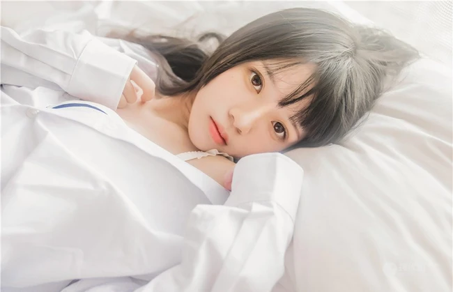 清新清新气质女生桜桃喵线条感玉足男友衬衫肉袜装的气质室内写真魅力图集