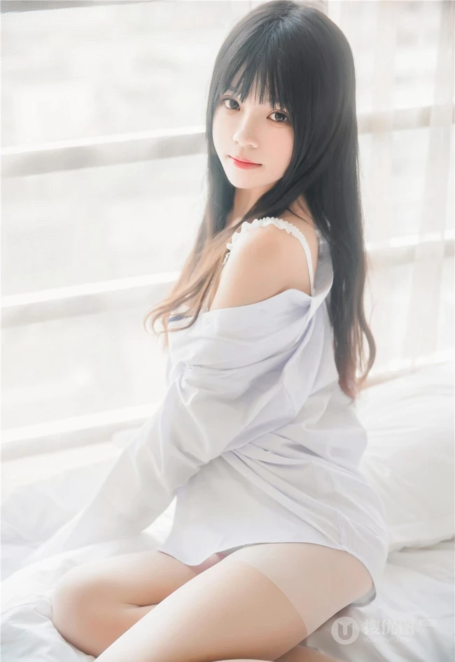 清新清新气质女生桜桃喵线条感玉足男友衬衫肉袜装的气质室内写真魅力图集
