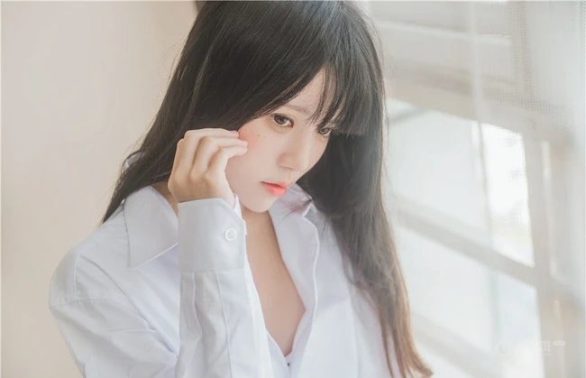 清新清新气质女生桜桃喵线条感玉足男友衬衫肉袜装的气质室内写真魅力图集