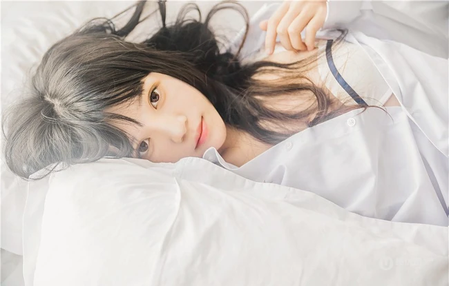清新清新气质女生桜桃喵线条感玉足男友衬衫肉袜装的气质室内写真魅力图集