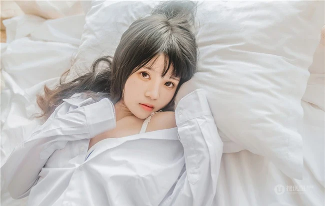 清新清新气质女生桜桃喵线条感玉足男友衬衫肉袜装的气质室内写真魅力图集