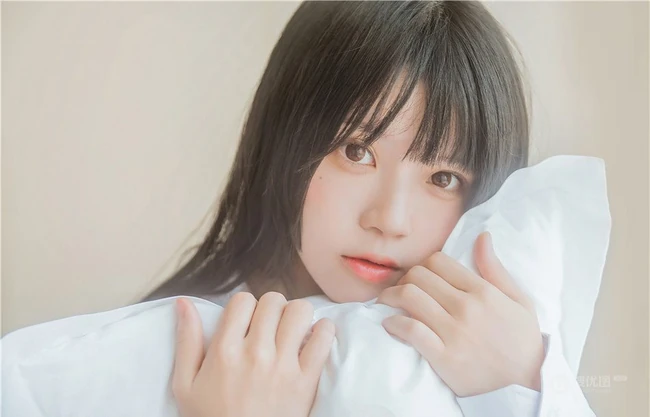 清新清新气质女生桜桃喵线条感玉足男友衬衫肉袜装的气质室内写真魅力图集