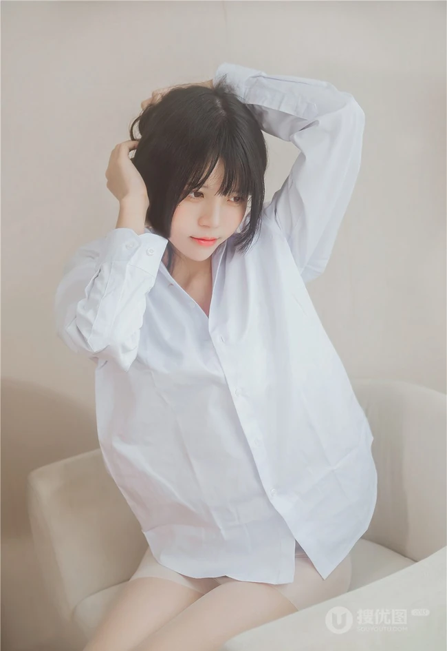 清新清新气质女生桜桃喵线条感玉足男友衬衫肉袜装的气质室内写真魅力图集