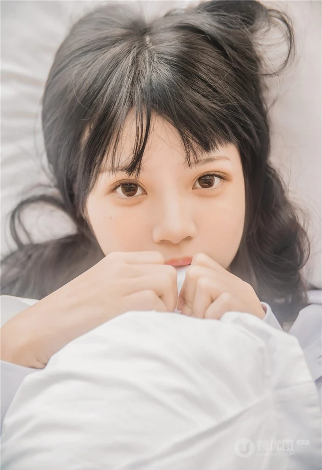 清新清新气质女生桜桃喵线条感玉足男友衬衫肉袜装的气质室内写真魅力图集