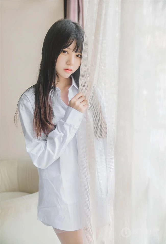 清新清新气质女生桜桃喵线条感玉足男友衬衫肉袜装的气质室内写真魅力图集