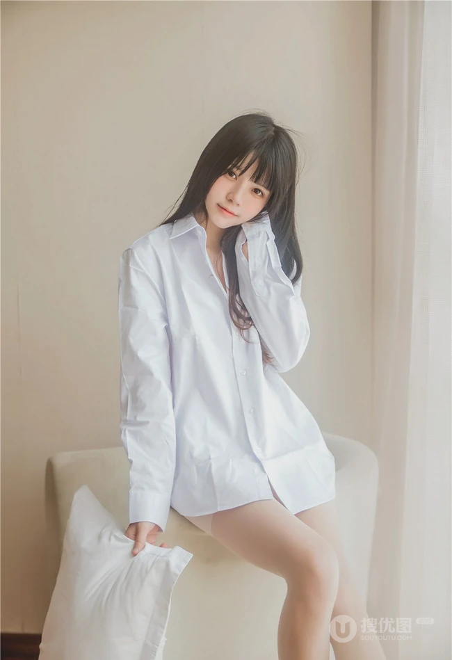 清新清新气质女生桜桃喵线条感玉足男友衬衫肉袜装的气质室内写真魅力图集