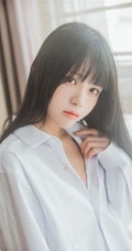 清新清新气质女生桜桃喵线条感玉足男友衬衫肉袜装的气质室内写真魅力图集