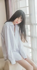 清新清新气质女生桜桃喵线条感玉足男友衬衫肉袜装的气质室内写真魅力图集