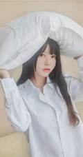清新清新气质女生桜桃喵线条感玉足男友衬衫肉袜装的气质室内写真魅力图集