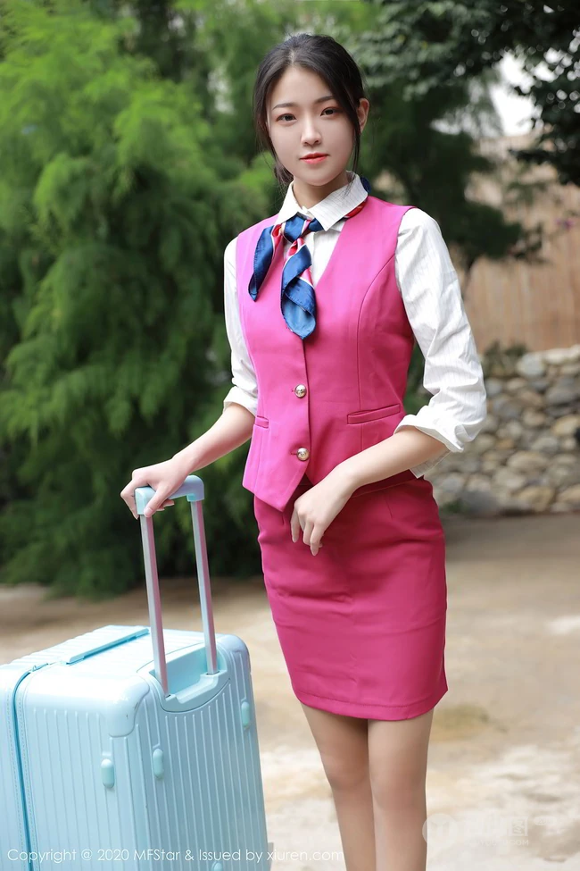 优雅灵动高挑女生Laura苏雨彤气质空乘制服装短裙袜装系列剧情版写真集
