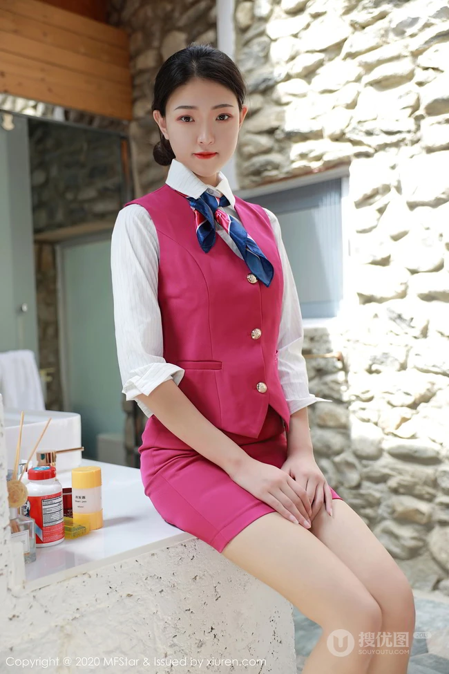 优雅灵动高挑女生Laura苏雨彤气质空乘制服装短裙袜装系列剧情版写真集