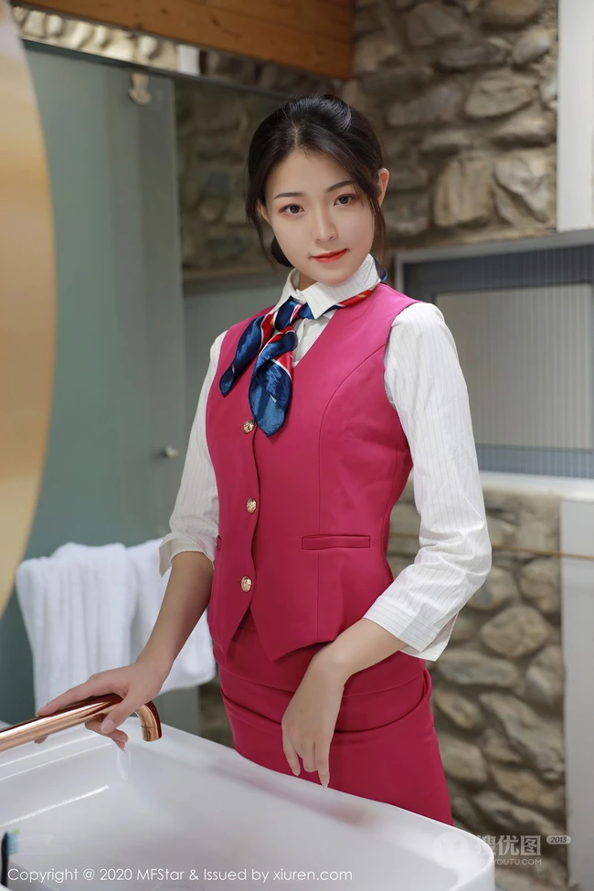优雅灵动高挑女生Laura苏雨彤气质空乘制服装短裙袜装系列剧情版写真集