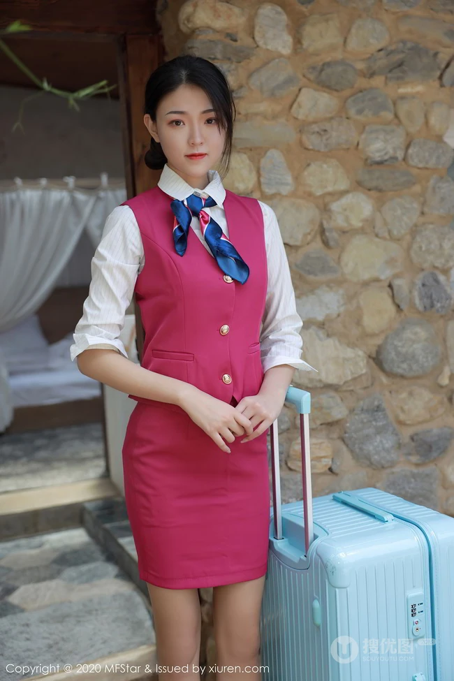 优雅灵动高挑女生Laura苏雨彤气质空乘制服装短裙袜装系列剧情版写真集
