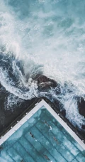 蔚蓝海浪冲刷着海滩的航拍唯美景色手机壁纸