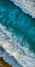 蔚蓝海浪冲刷着海滩的航拍唯美景色手机壁纸