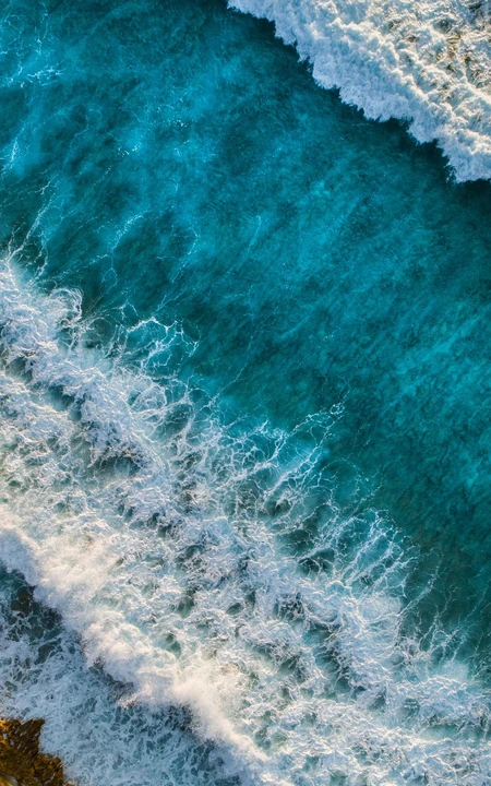 蔚蓝海浪冲刷着海滩的航拍唯美景色手机壁纸