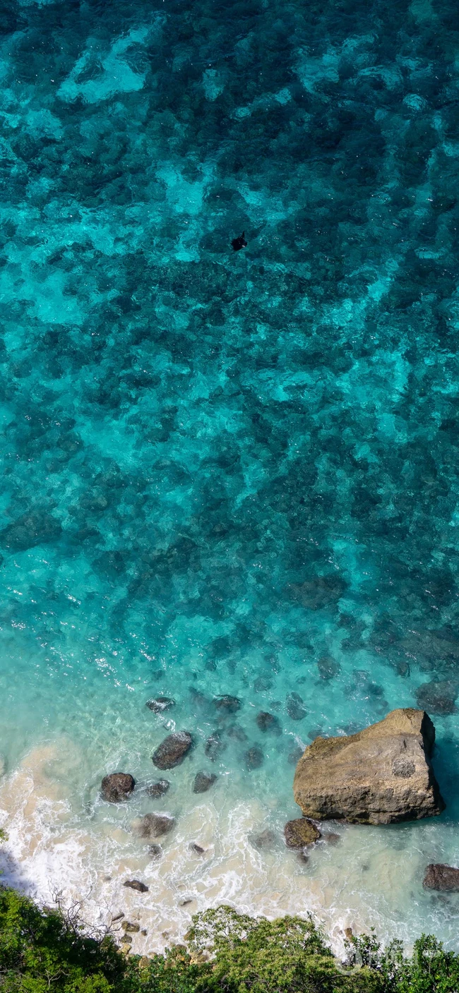 蔚蓝海浪冲刷着海滩的航拍唯美景色手机壁纸