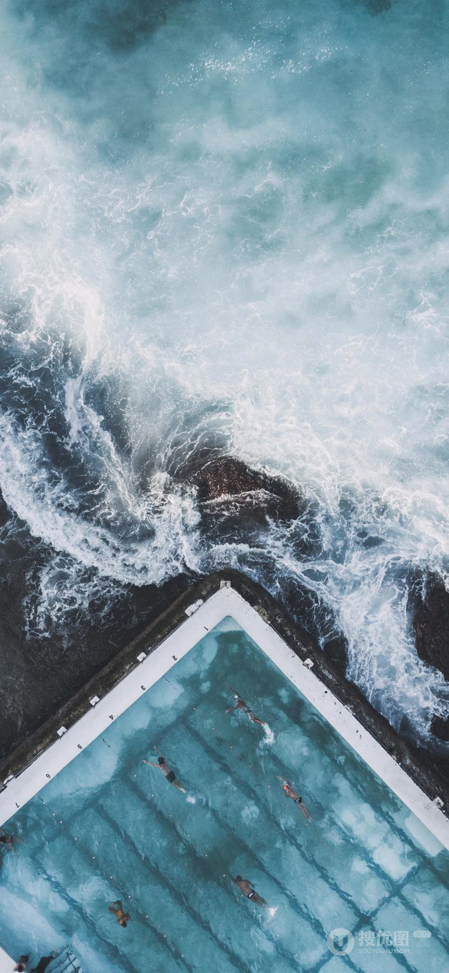 蔚蓝海浪冲刷着海滩的航拍唯美景色手机壁纸
