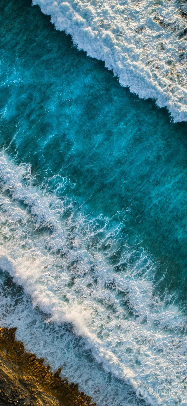 蔚蓝海浪冲刷着海滩的航拍唯美景色手机壁纸