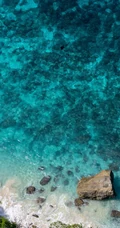 蔚蓝海浪冲刷着海滩的航拍唯美景色手机壁纸