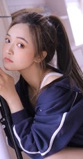 马尾辫长发大眼睛少女蓝色卫衣运动短裤长筒袜活力室内写真集