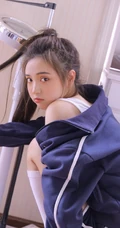 马尾辫长发大眼睛少女蓝色卫衣运动短裤长筒袜活力室内写真集