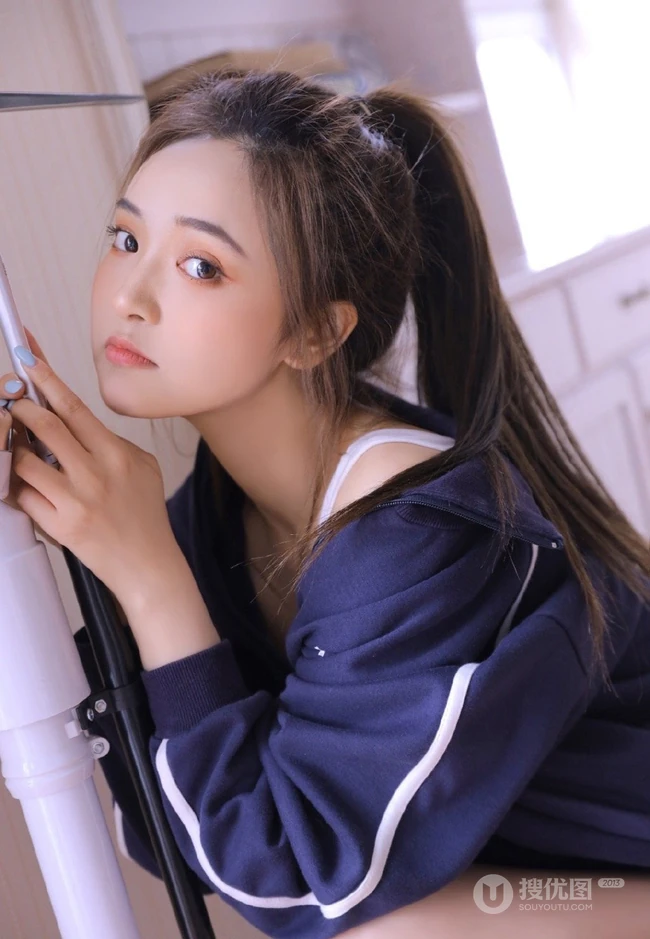 马尾辫长发大眼睛少女蓝色卫衣运动短裤长筒袜活力室内写真集