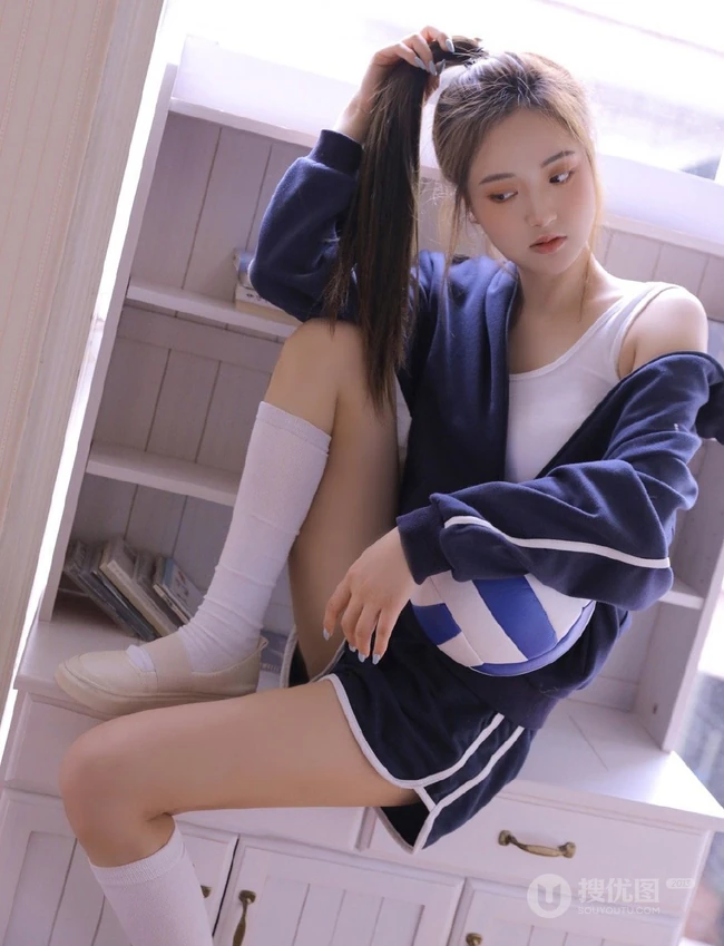 马尾辫长发大眼睛少女蓝色卫衣运动短裤长筒袜活力室内写真集