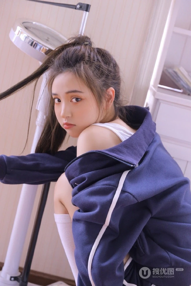 马尾辫长发大眼睛少女蓝色卫衣运动短裤长筒袜活力室内写真集