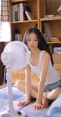 长发柔顺嫩白美脚女生白背心短裤悠闲居家写真照