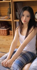 长发柔顺嫩白美脚女生白背心短裤悠闲居家写真照