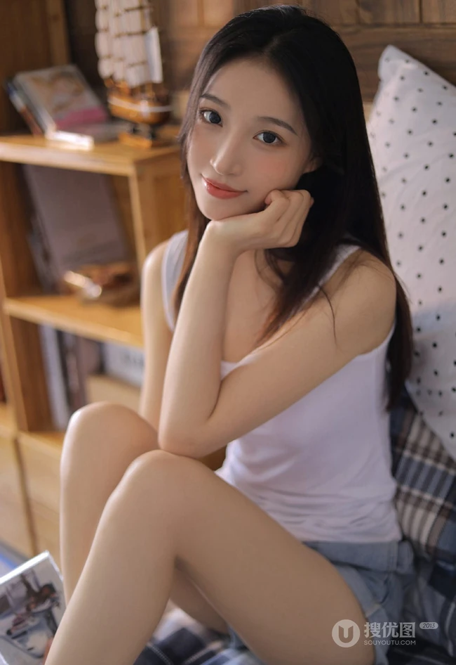 长发柔顺嫩白美脚女生白背心短裤悠闲居家写真照