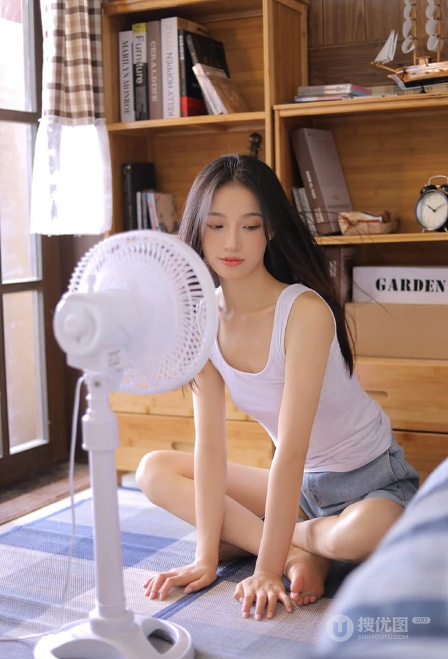 长发柔顺嫩白美脚女生白背心短裤悠闲居家写真照