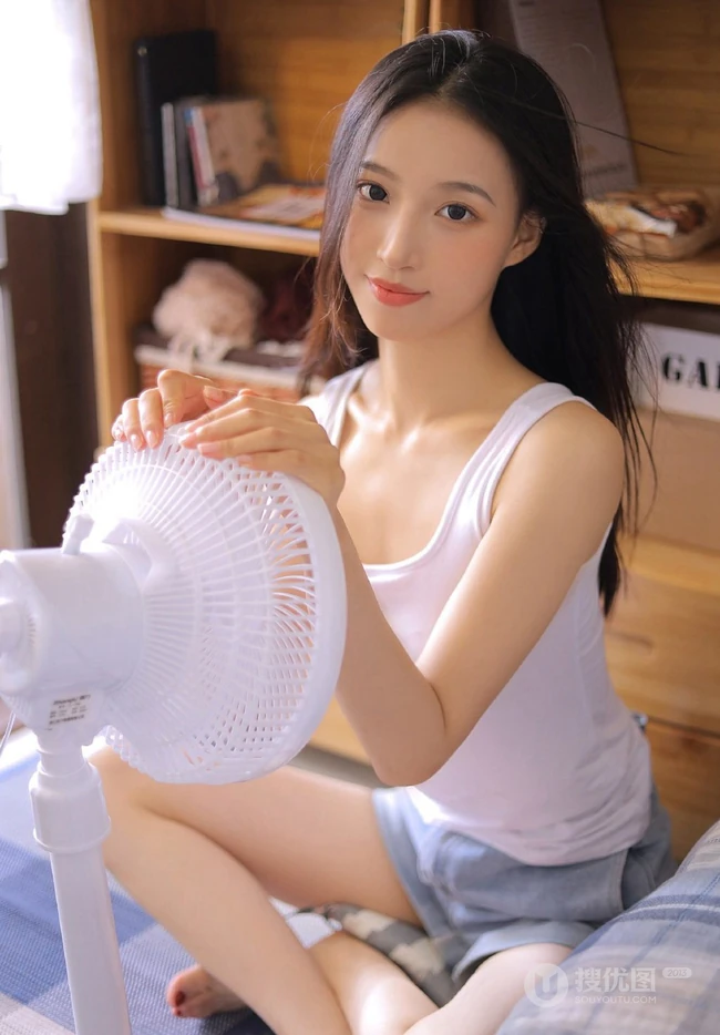 长发柔顺嫩白美脚女生白背心短裤悠闲居家写真照