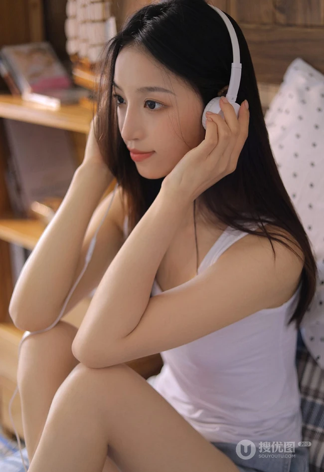 长发柔顺嫩白美脚女生白背心短裤悠闲居家写真照