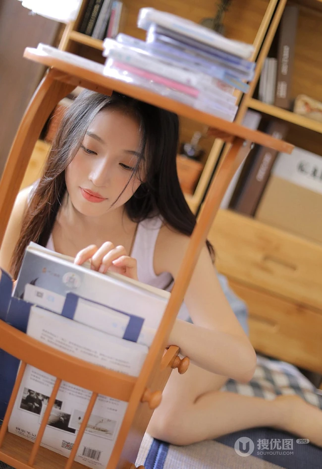 长发柔顺嫩白美脚女生白背心短裤悠闲居家写真照