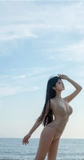 气质可爱，身材匀称线条长腿女生Shika小鹿鹿镂空衣泳装海边写真