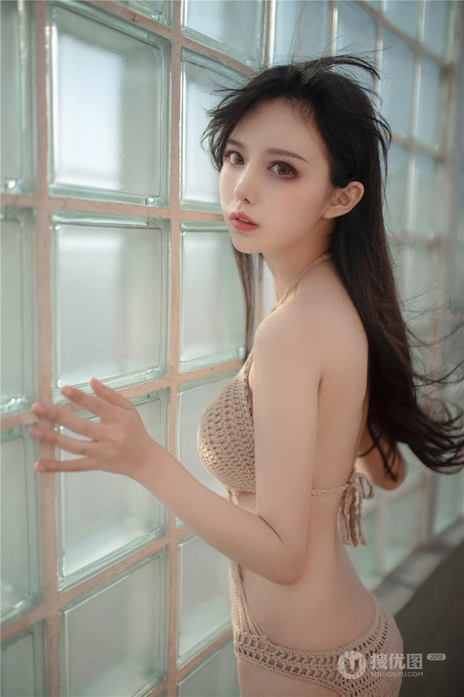 气质可爱，身材匀称线条长腿女生Shika小鹿鹿镂空衣泳装海边写真