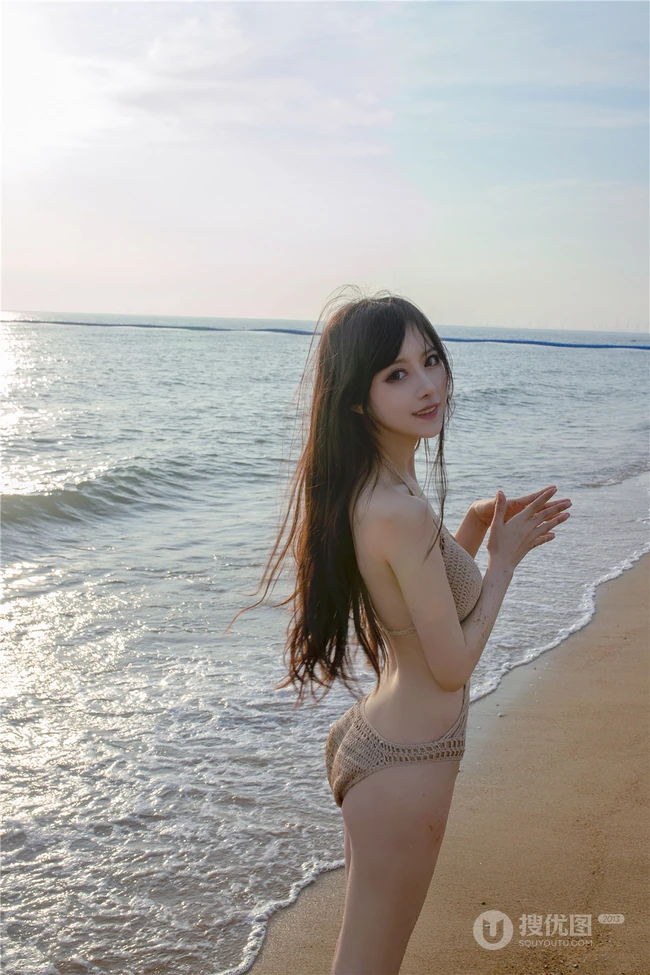 气质可爱，身材匀称线条长腿女生Shika小鹿鹿镂空衣泳装海边写真