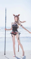 手拿三叉戟的精选线条感线条cos萌妹桜桃喵海边沙滩玩耍戏水写真图集