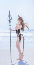 手拿三叉戟的精选线条感线条cos萌妹桜桃喵海边沙滩玩耍戏水写真图集