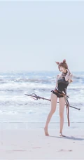 手拿三叉戟的精选线条感线条cos萌妹桜桃喵海边沙滩玩耍戏水写真图集